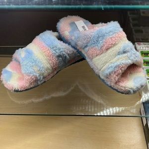UGG slides in size 8